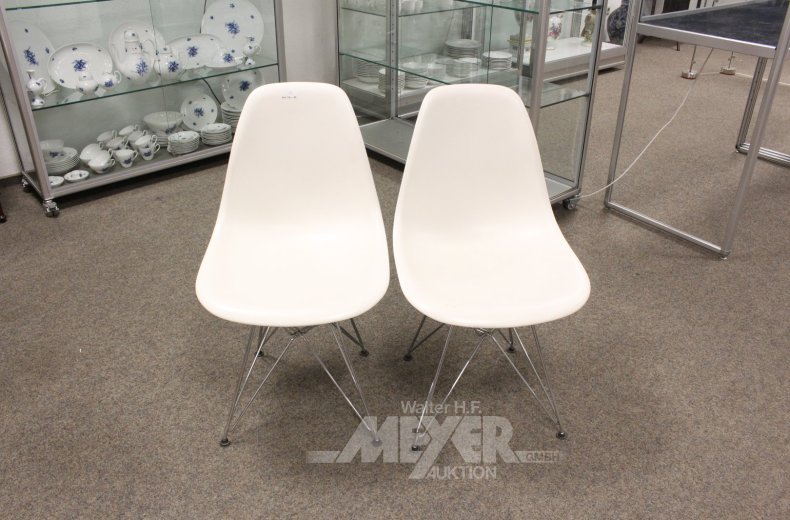 2 Eames Plastic Chair