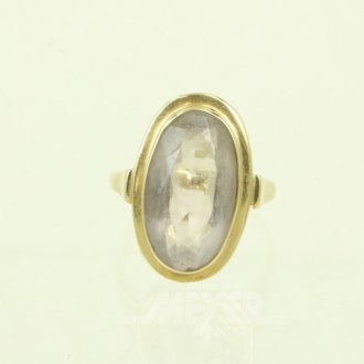 Ring mit klarem Farbstein