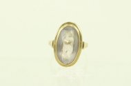 Ring mit klarem Farbstein
