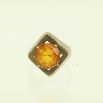 Ring mit orangefarbenem Farbstein