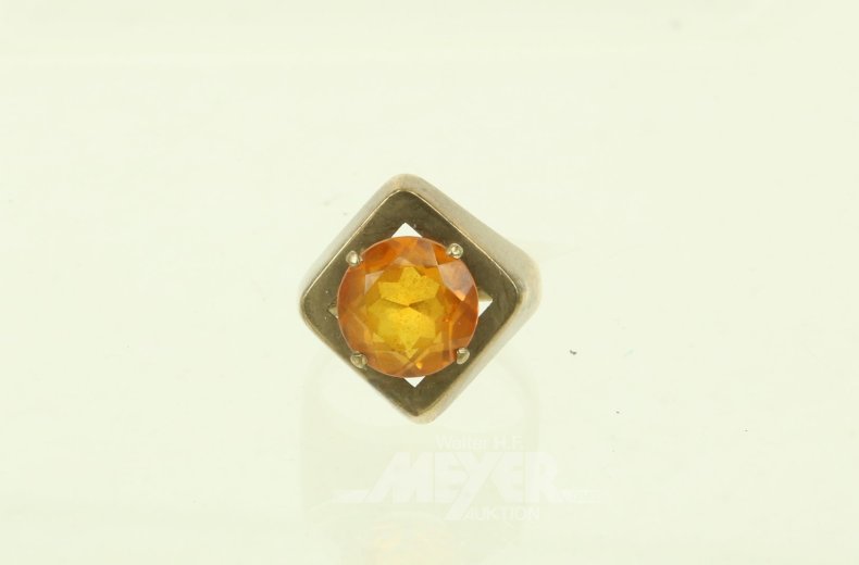 Ring mit orangefarbenem Farbstein