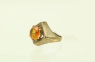 Ring mit orangefarbenem Farbstein