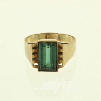 Ring mit grünem Farbstein