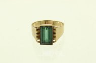 Ring mit grünem Farbstein
