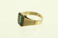 Ring mit grünem Farbstein