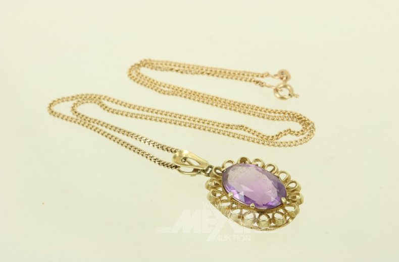 Kette mit Anhänger, besetzt mit Amethyst
