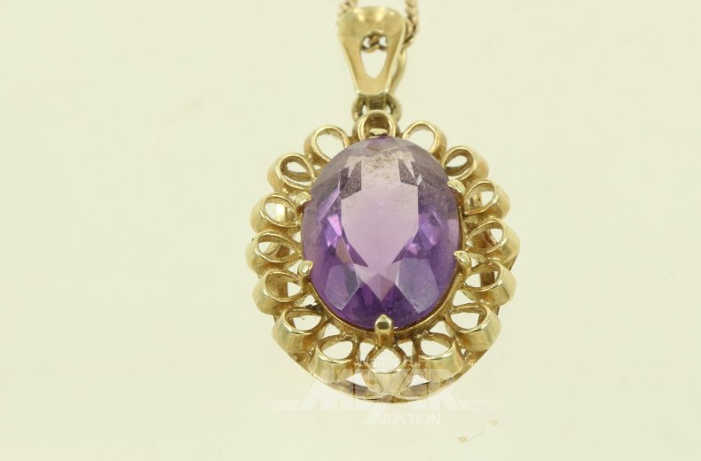 Kette mit Anhänger, besetzt mit Amethyst