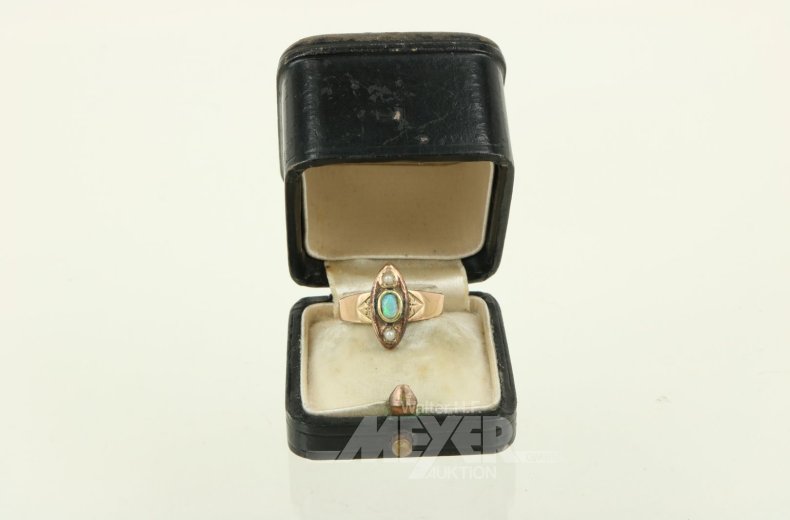 Ring mit 1 kl. Opal u. 2 kl. Perlen