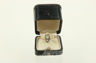 Ring mit 1 kl. Opal u. 2 kl. Perlen
