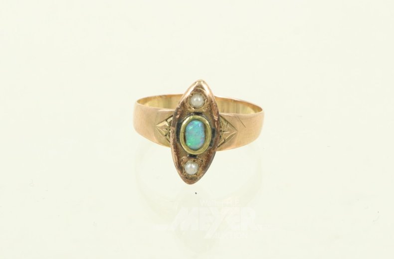 Ring mit 1 kl. Opal u. 2 kl. Perlen
