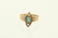 Ring mit 1 kl. Opal u. 2 kl. Perlen