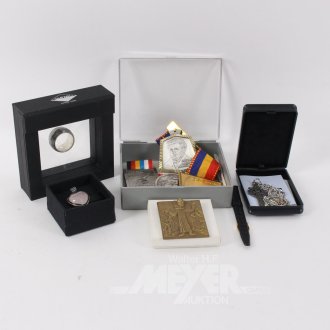 Kl. Konvolut Modeschmuck u. div. Plaketten