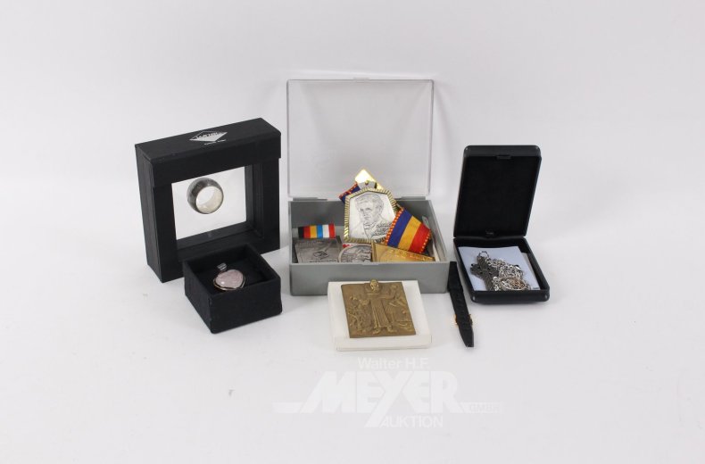 Kl. Konvolut Modeschmuck u. div. Plaketten