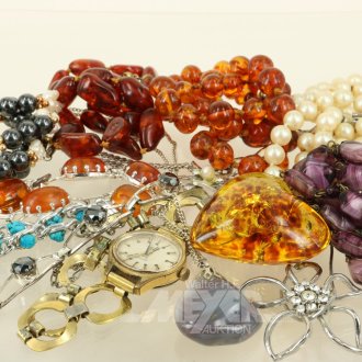Schmuckschatulle mit Modeschmuck
