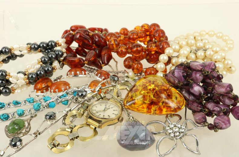 Schmuckschatulle mit Modeschmuck