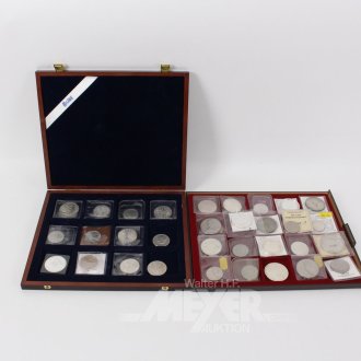 Konvolut div. Münzen in 1 Holzkassette u. 1 Tableau