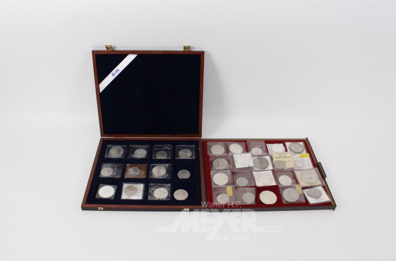 Konvolut div. Münzen in 1 Holzkassette u. 1 Tableau
