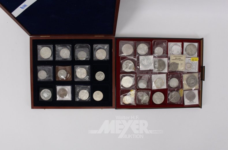 Konvolut div. Münzen in 1 Holzkassette u. 1 Tableau