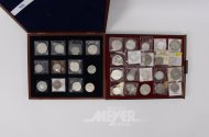 Konvolut div. Münzen in 1 Holzkassette u. 1 Tableau