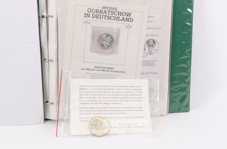2 Sammelalben mit Numisblättern u. Sonderprägungen