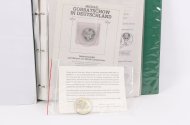2 Sammelalben mit Numisblättern u. Sonderprägungen