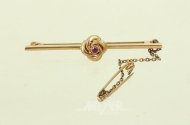 Anstecknadel u. 1 Fußkettchen