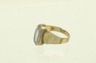Ring mit hellblauem Farbstein