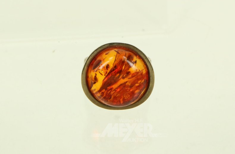 Ring mit Bernstein-Cabochon