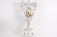 Große Prunkvase mit Schlangenhenkeln