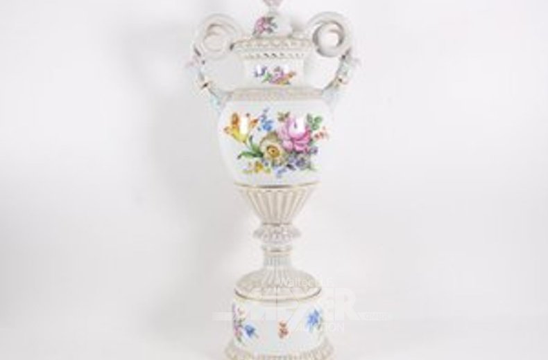 Große Prunkvase mit Schlangenhenkeln