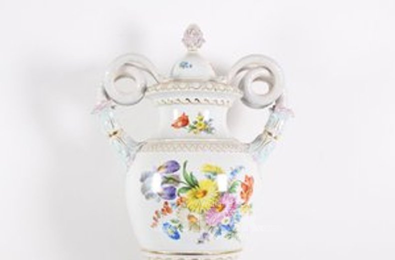 Große Prunkvase mit Schlangenhenkeln