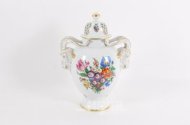 Deckelvase mit Blumendekor