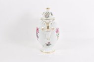 Deckelvase mit Blumendekor
