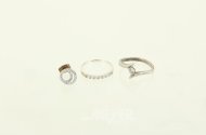2 Silberringe u. 1 Modeschmuck-Ohrstecker