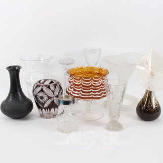 10 versch. Glas-u. Kristallteile: 9 Vasen, 1 Kerzenleuchter