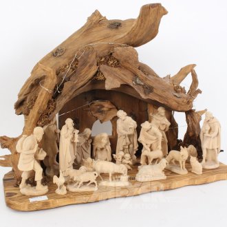 Krippe, Wurzelholz mit handgeschnitzen Figuren