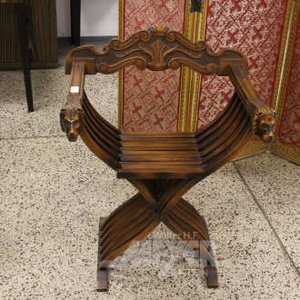 Scherenstuhl, im Stil der Renaissance