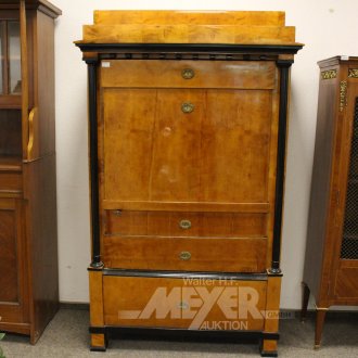 Kabinettschrank, tlw. umgearbeitet