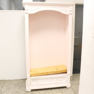 Bücherschrank im Landhausstil