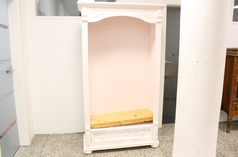 Bücherschrank im Landhausstil