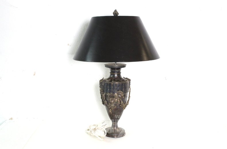 gr. neoklassiszistische Tischlampe, versilbert