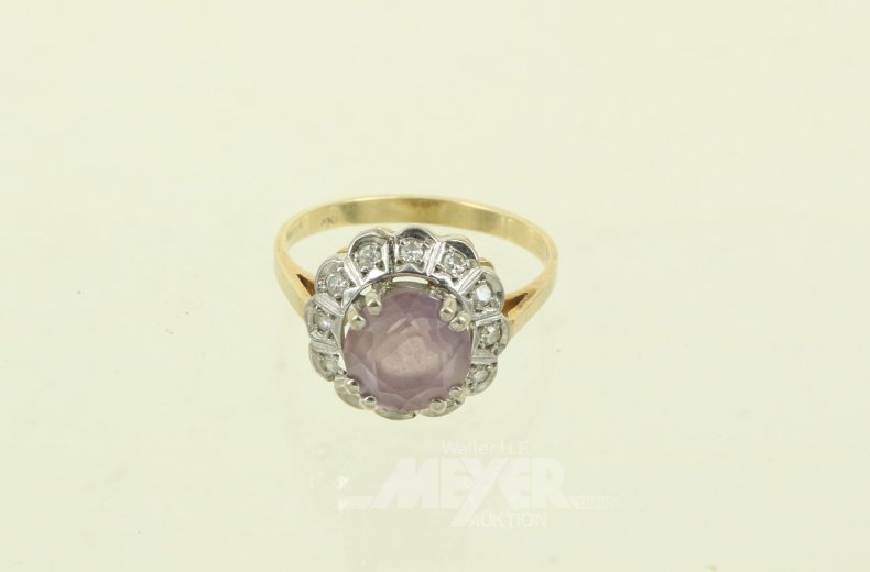 Ring mit rosafarbenem Farbstein