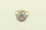 Ring mit rosafarbenem Farbstein