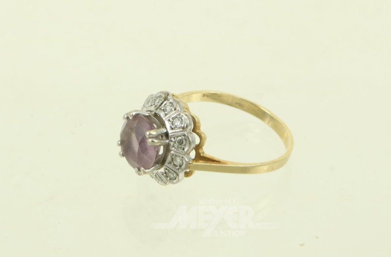 Ring mit rosafarbenem Farbstein