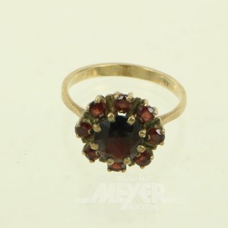 Ring mit Granatsteinen