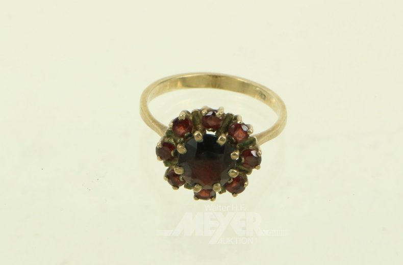 Ring mit Granatsteinen
