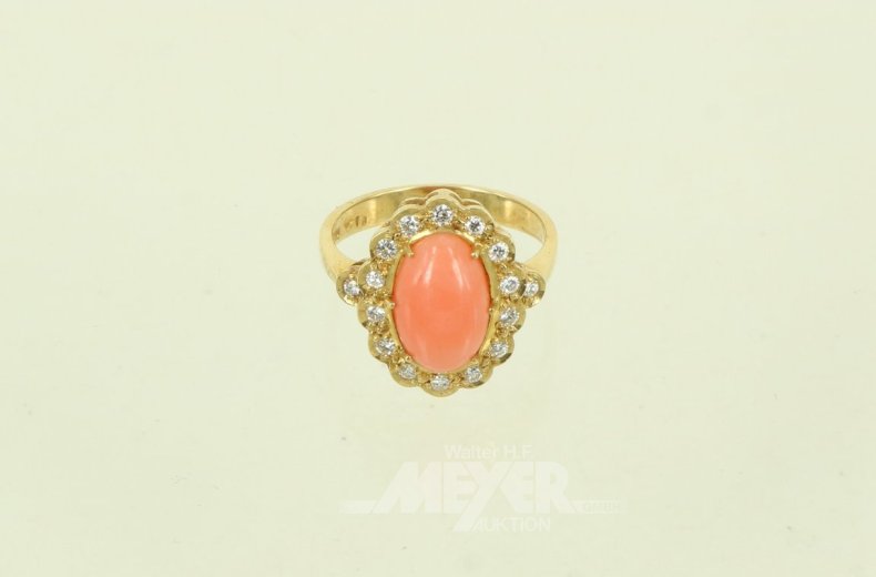 Ring mit Cabochon aus Koralle