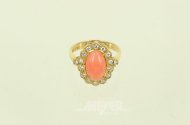Ring mit Cabochon aus Koralle
