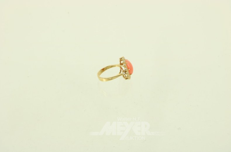 Ring mit Cabochon aus Koralle