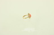 Ring mit Cabochon aus Koralle